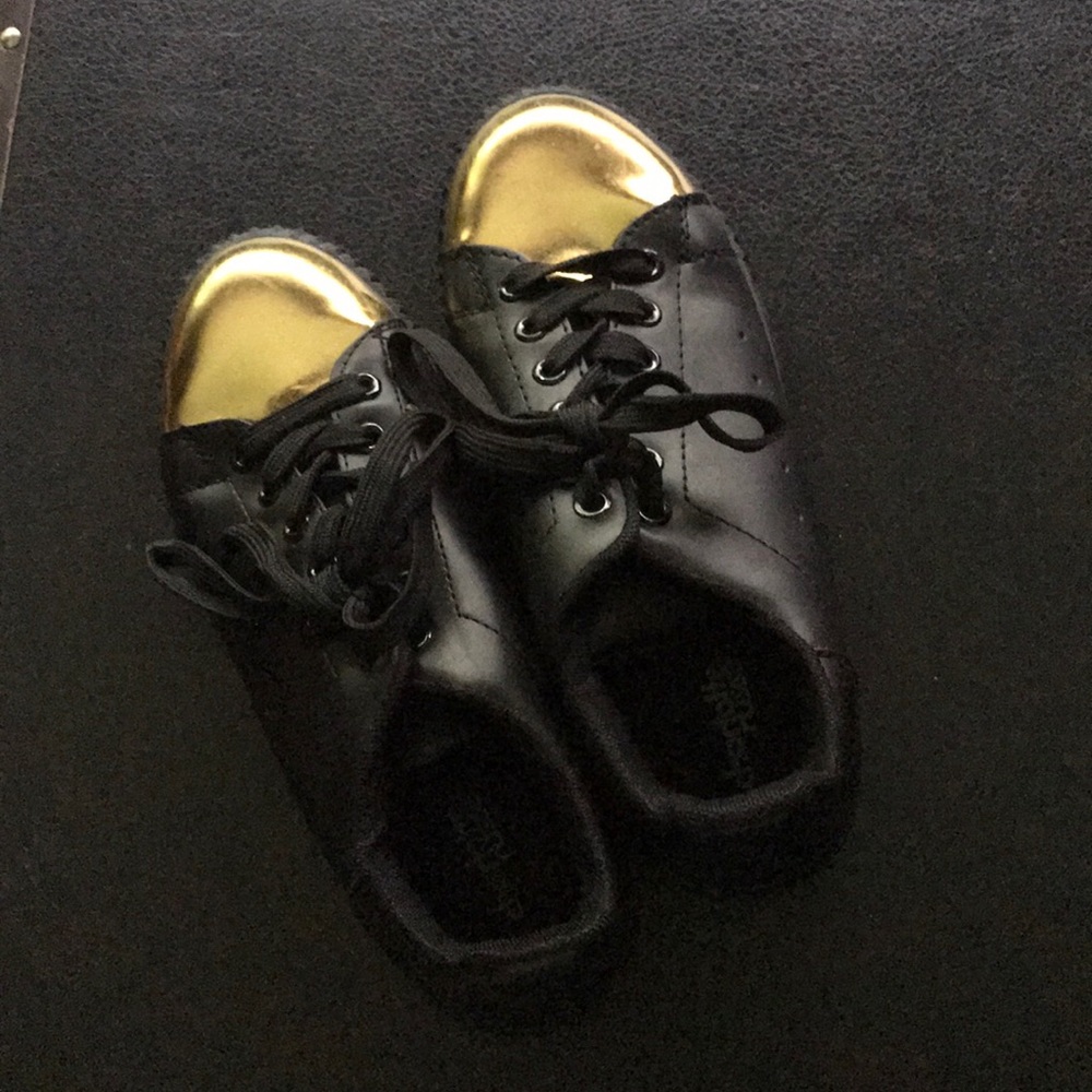 Gold toe sneaker